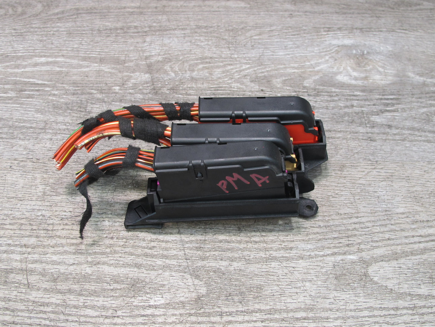 2015-2018 Porsche Macan Engine Power Distribution Fuse Box Holder 8K0941824B