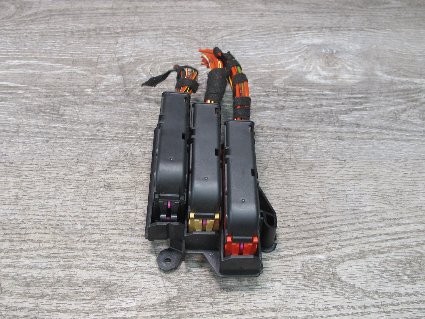2015-2018 Porsche Macan Engine Power Distribution Fuse Box Holder 8K0941824B