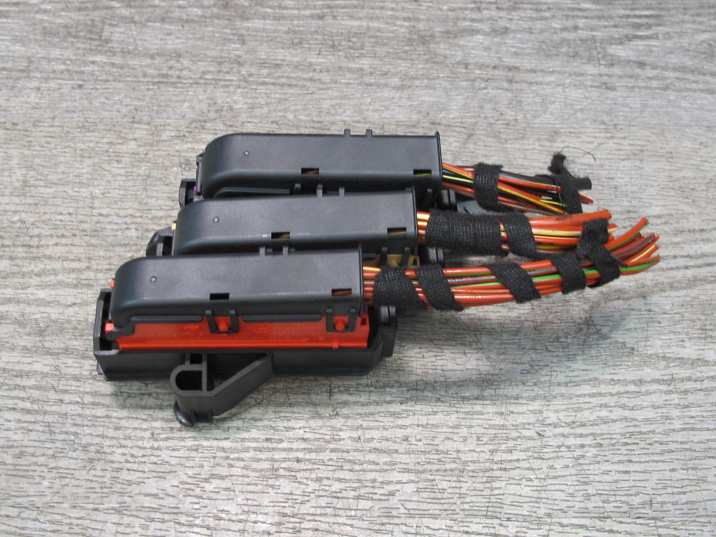 2015-2018 Porsche Macan Engine Power Distribution Fuse Box Holder 8K0941824B