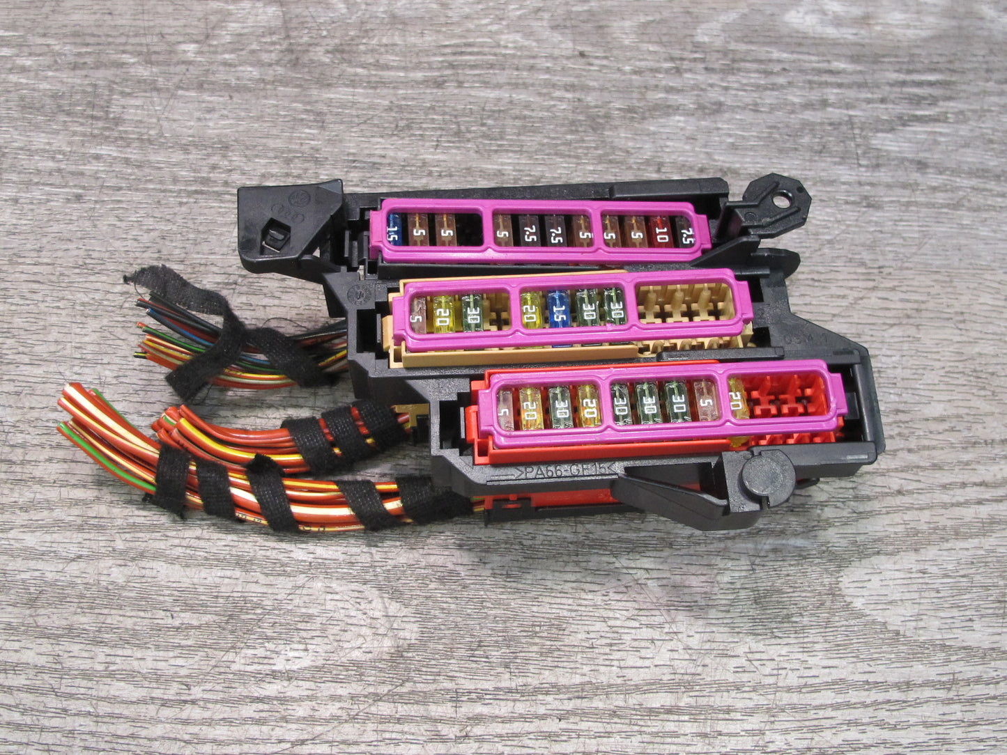 2015-2018 Porsche Macan Engine Power Distribution Fuse Box Holder 8K0941824B