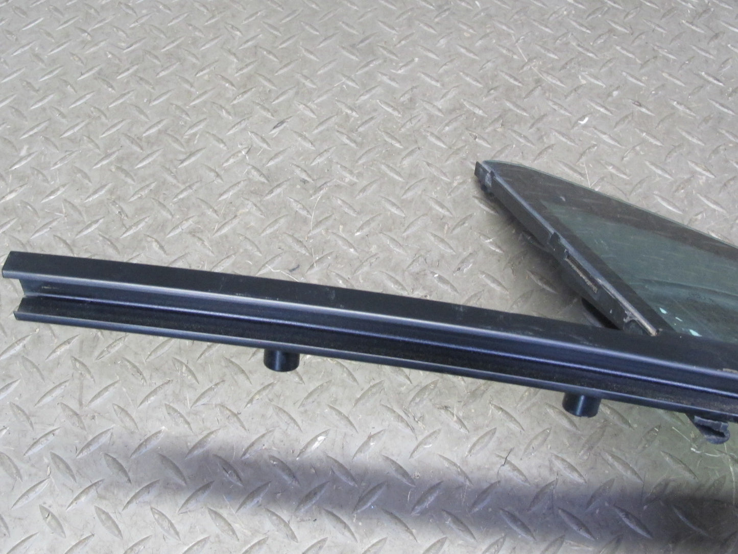 2015-2018 Porsche Macan Front Left Door Fixed Glass Window