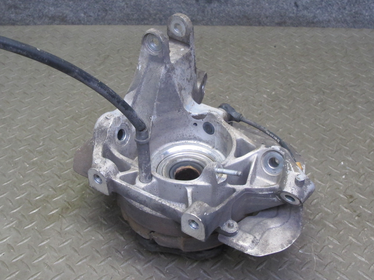 1999-2004 Porsche 911 996 Boxster RWD Rear Left Spindle Knuckle Wheel Hub