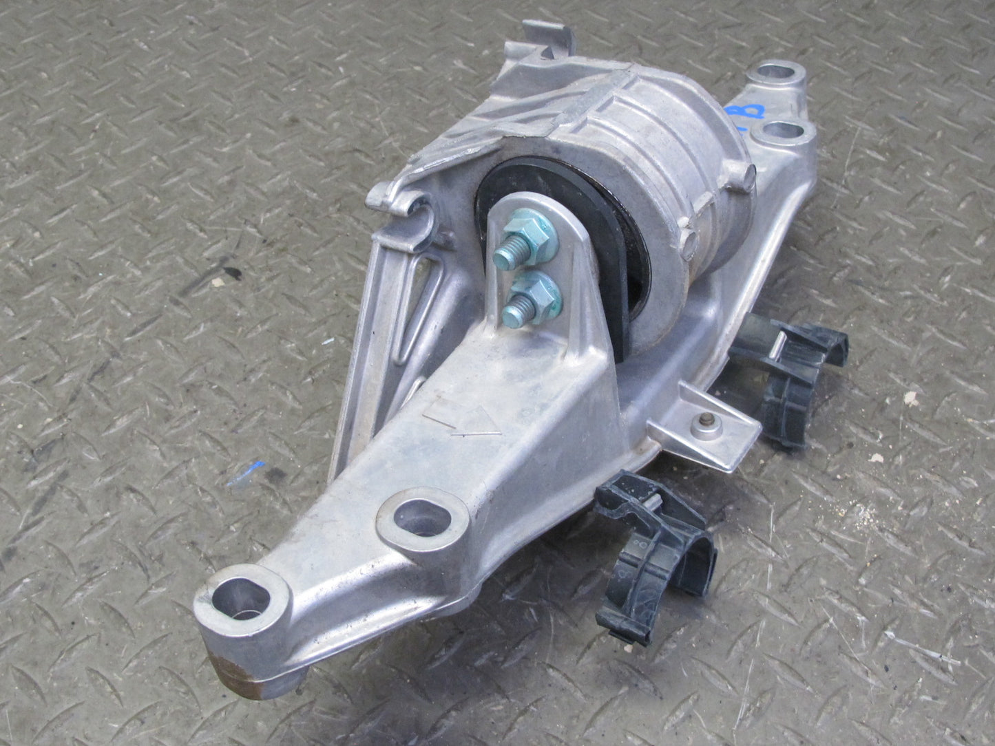2000-2004 Porsche Boxster 986 2.7 Engine Motor Mount Bracket Support 98637512304