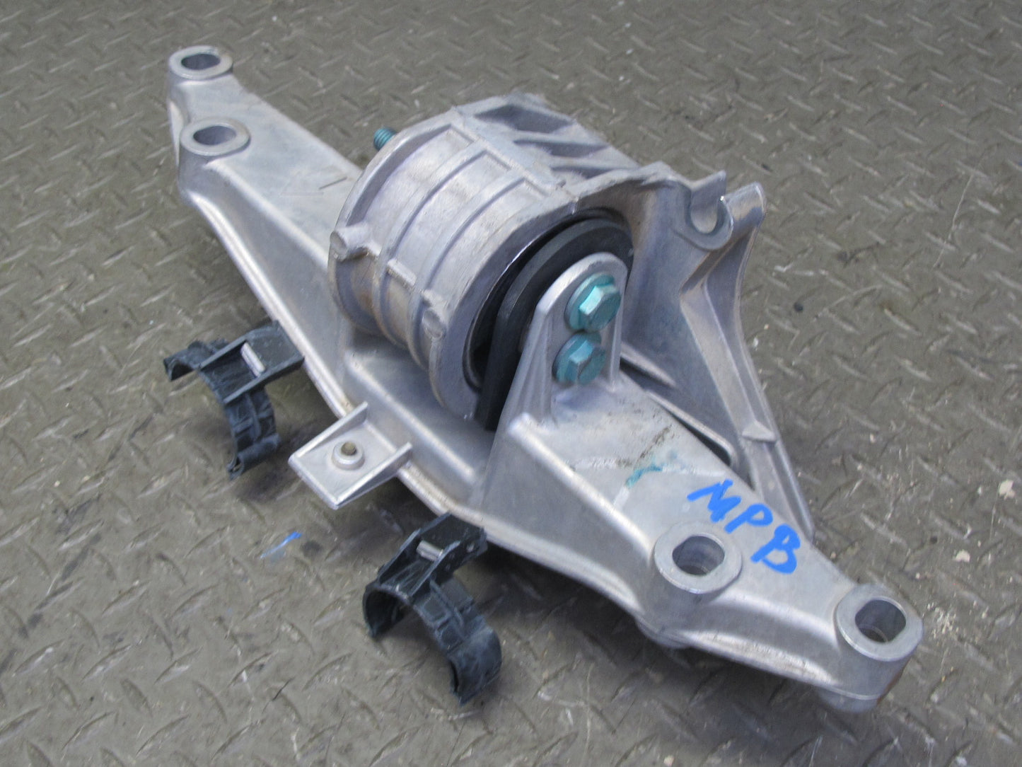 2000-2004 Porsche Boxster 986 2.7 Engine Motor Mount Bracket Support 98637512304