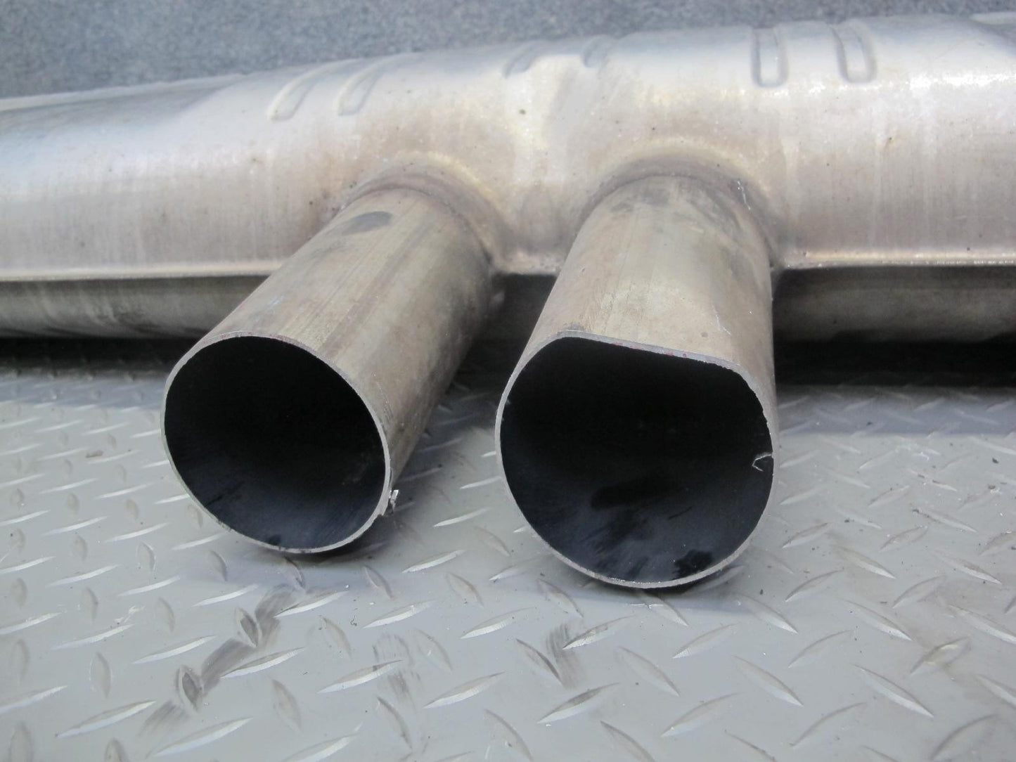 2010-2014 BMW E71 X5M X6M Rear Exhaust Muffler w Tips 7590335