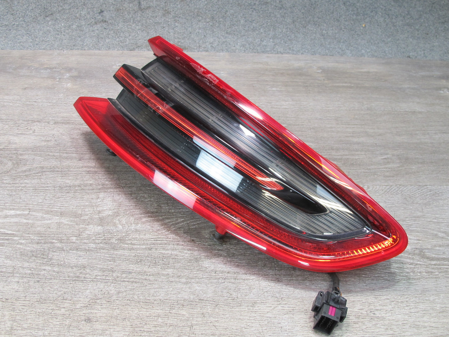 2015-2018 Porsche Macan Rear Right Outer Tail Light Lamp 95B945096E
