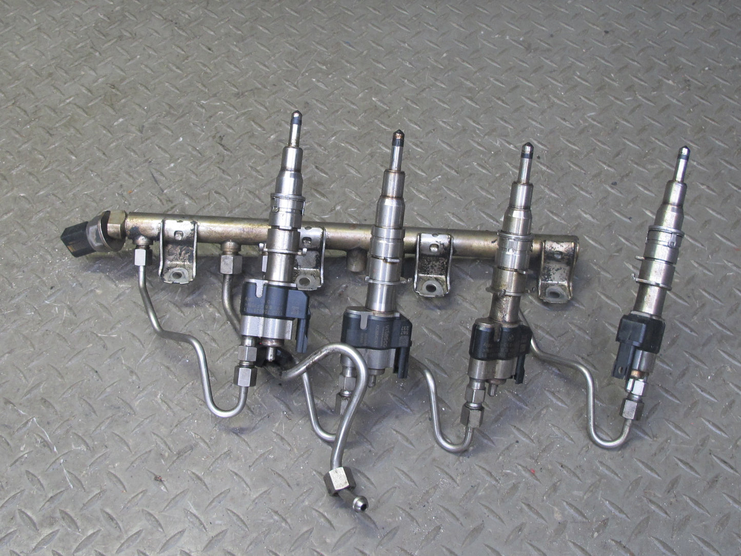 2008-2014 BMW E71 E72 X6M 4.4L Index 11/12 High Pressure Fuel Injector Rail Set