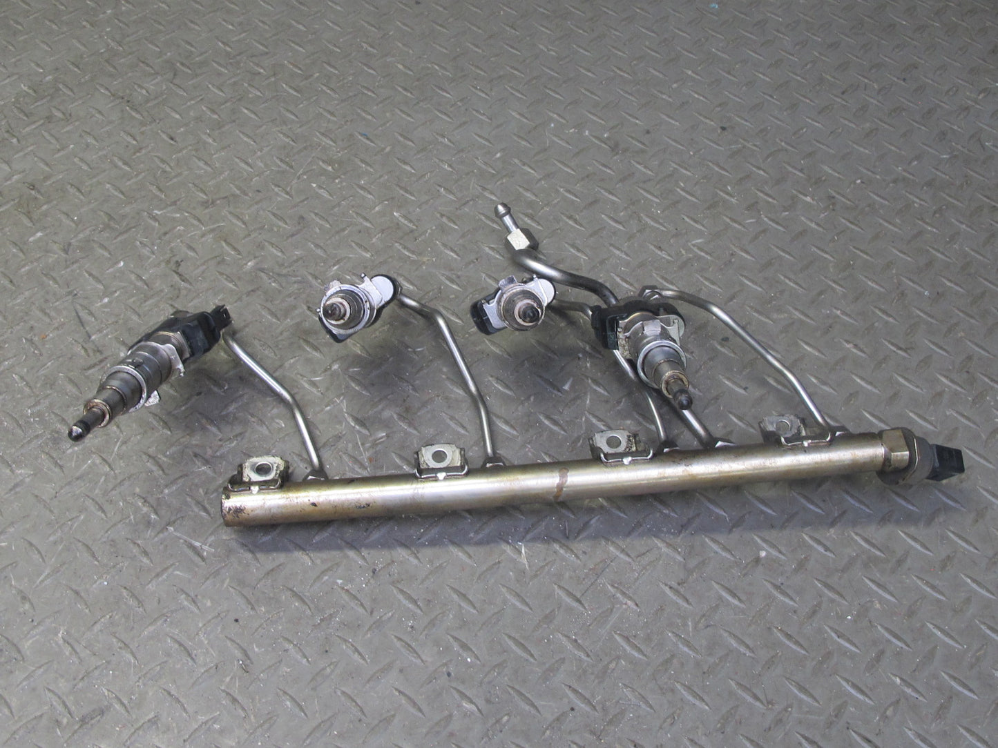 2008-2014 BMW E71 E72 X6M 4.4L Index 11/12 High Pressure Fuel Injector Rail Set
