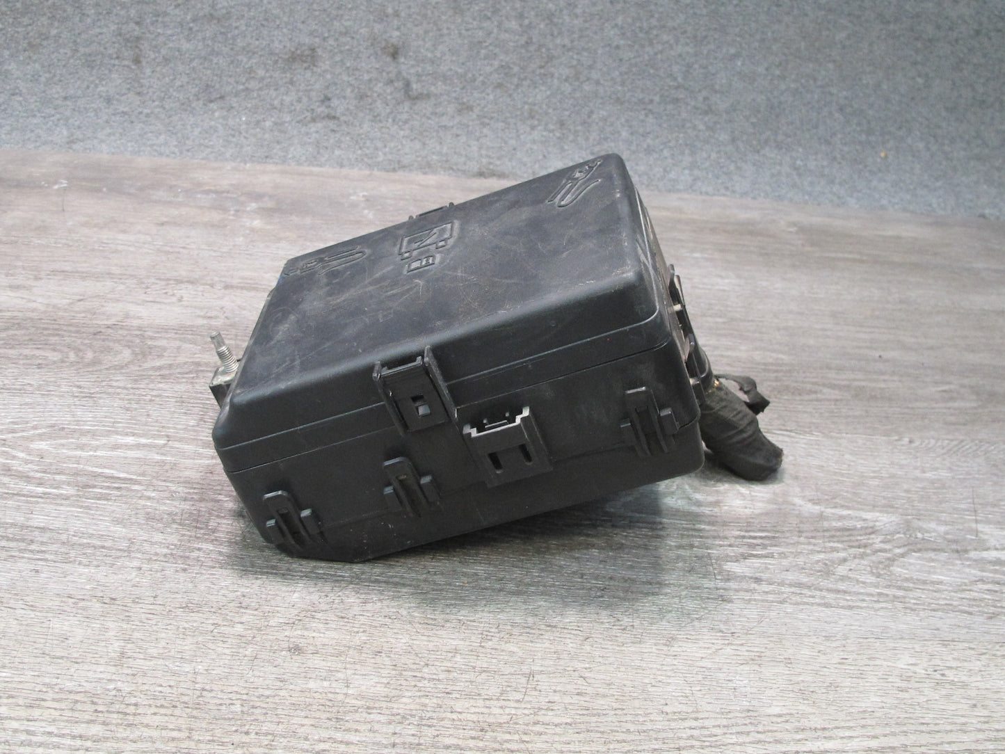 2017-2020 Maserati Levante M161 3.0L Engine Bay Fuse Relay Junction Block Box