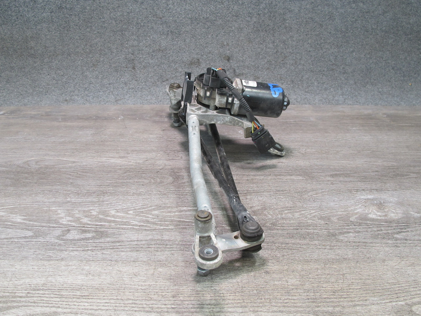 2017-2020 Maserati Levante M161 Windshield Wiper Transmission Linkage W/ Motor