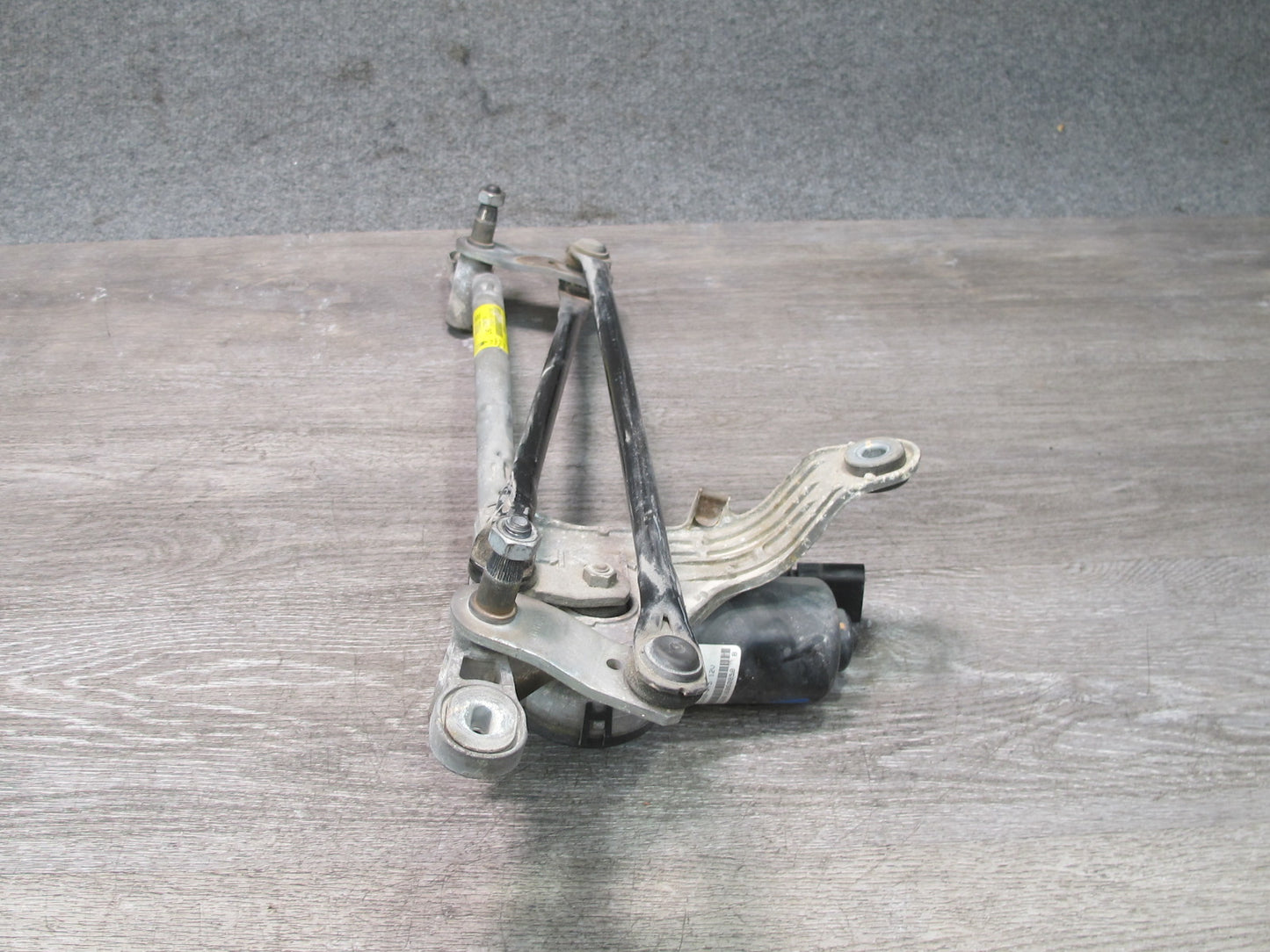 2017-2020 Maserati Levante M161 Windshield Wiper Transmission Linkage W/ Motor
