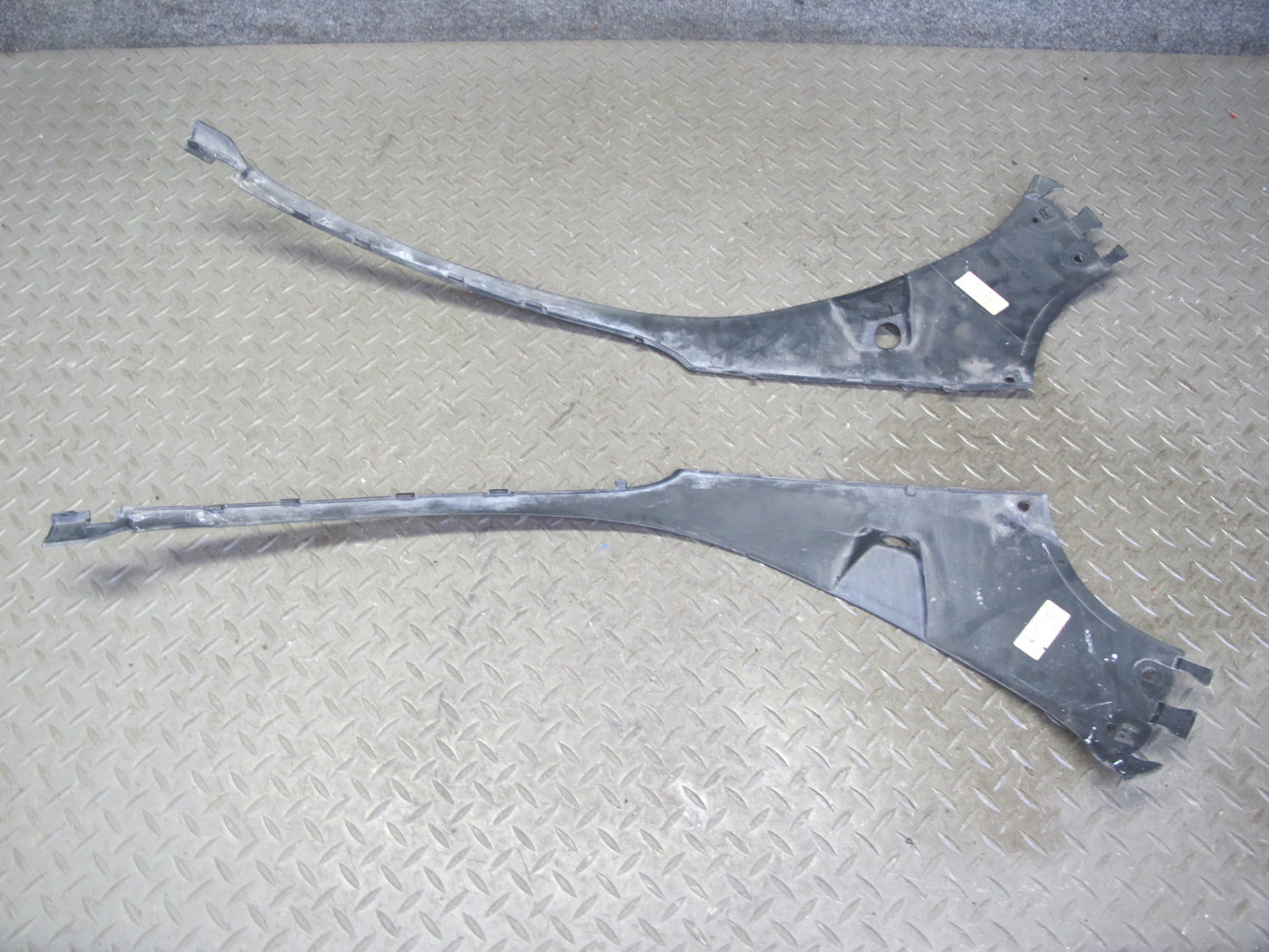 2015-2018 Porsche Macan 95B Engine Compartment Trim Panel Headlight Seal Set