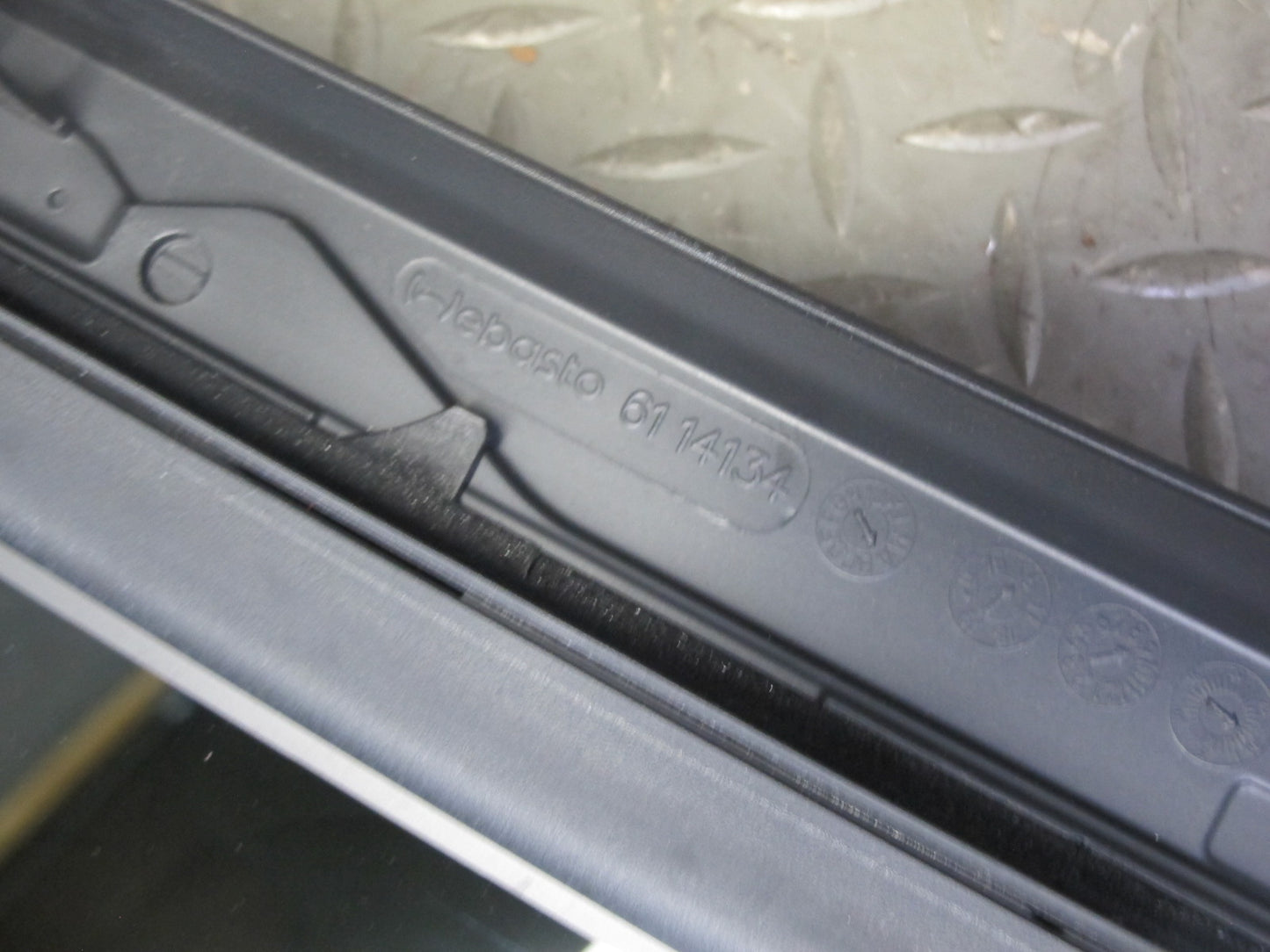 2017-2020 Maserati Levante M161 Front Sunroof Glass Window Panel 6114134