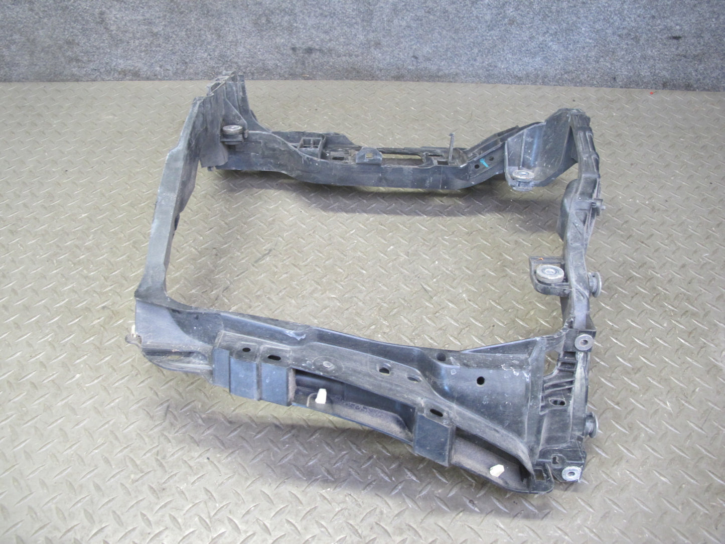 2015-2018 Porsche Macan Front Left Intercooler Mount Bracket Support 95B805295