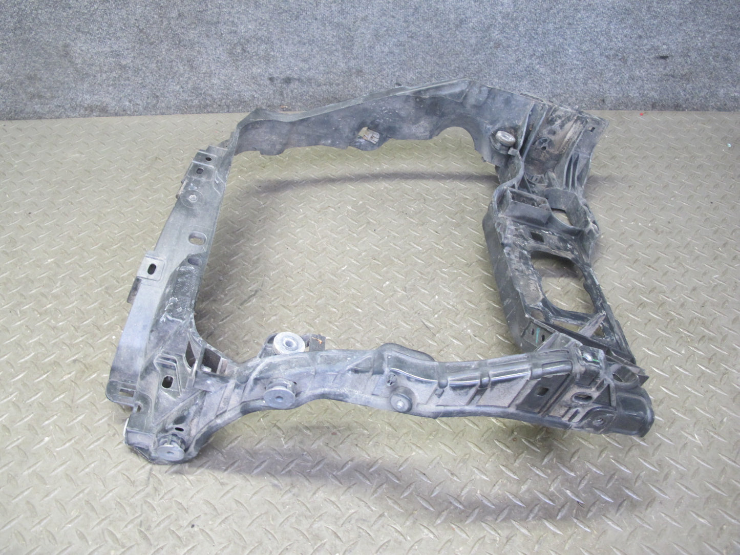 2015-2018 Porsche Macan Front Left Intercooler Mount Bracket Support 95B805295