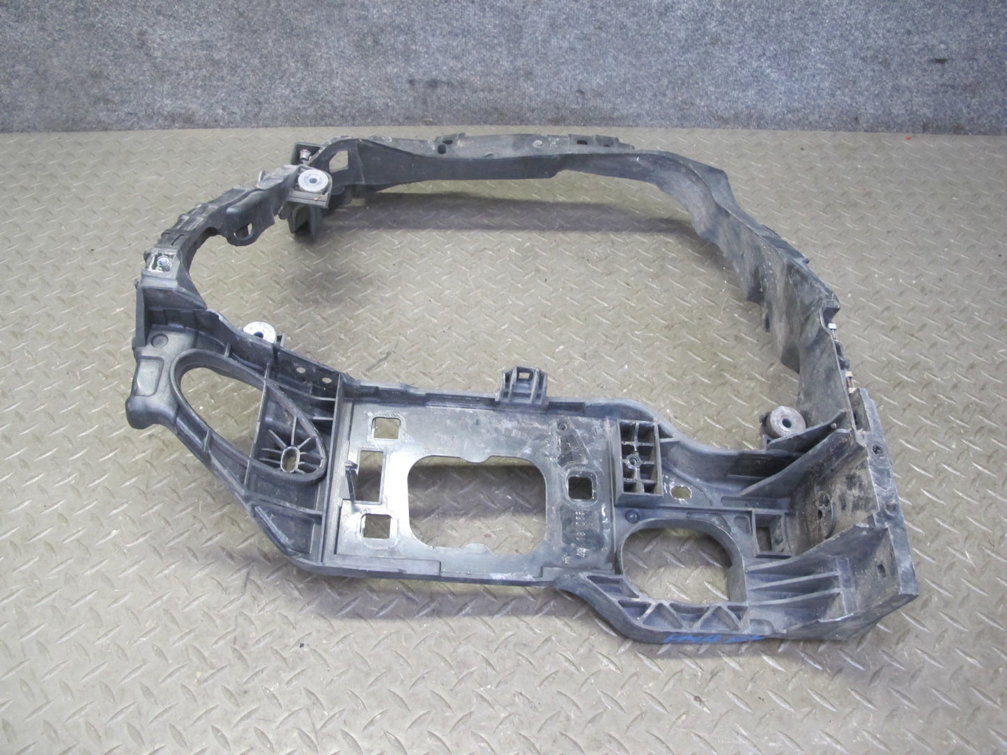 2015-2018 Porsche Macan Front Left Intercooler Mount Bracket Support 95B805295
