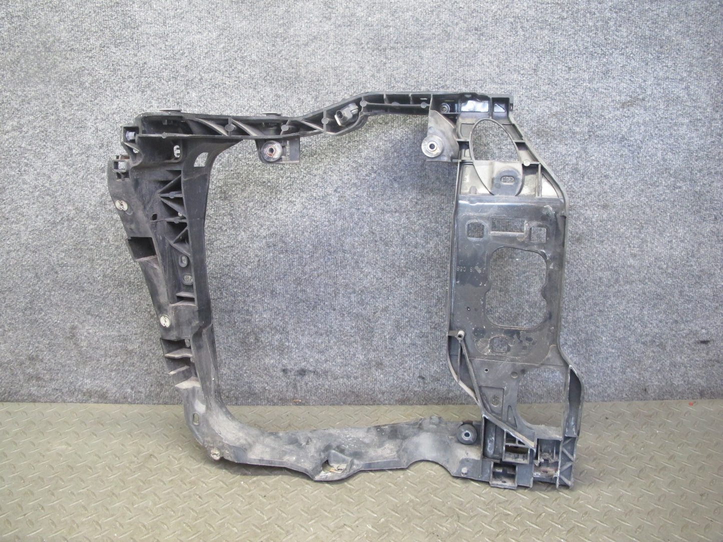 2015-2018 Porsche Macan Front Left Intercooler Mount Bracket Support 95B805295