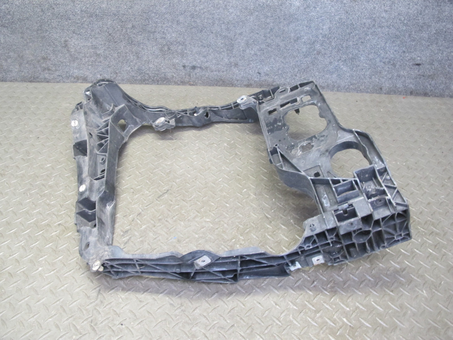 2015-2018 Porsche Macan Front Left Intercooler Mount Bracket Support 95B805295