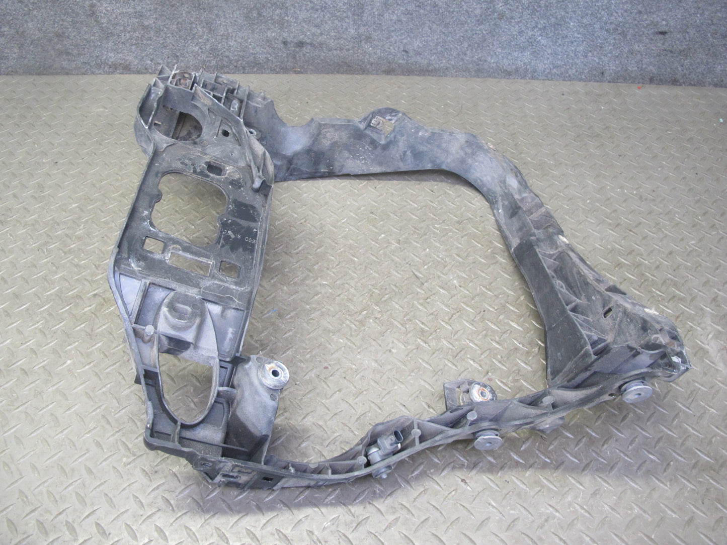 2015-2018 Porsche Macan Front Left Intercooler Mount Bracket Support 95B805295