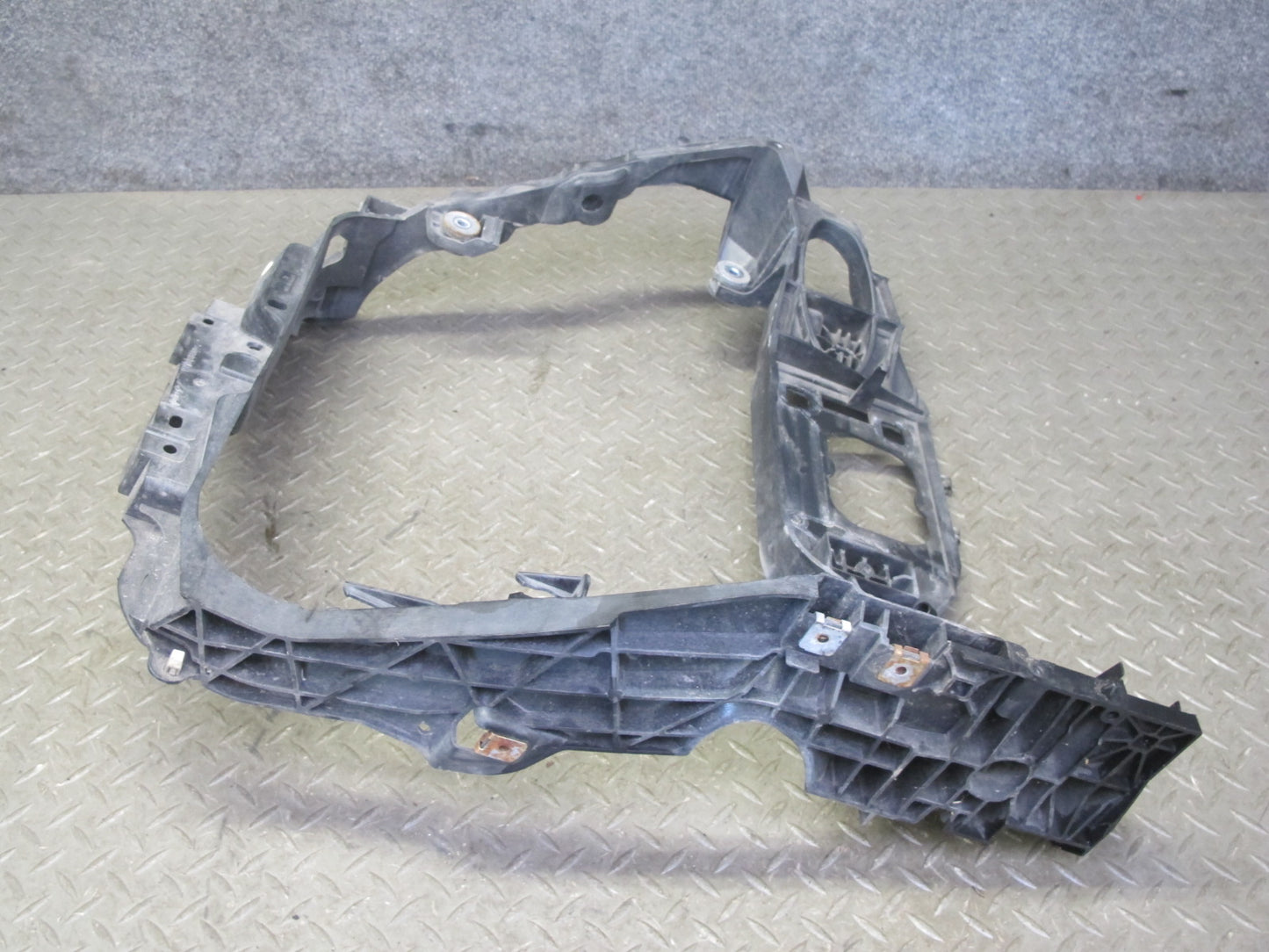 2015-2018 Porsche Macan Front Right Intercooler Mount Bracket Support 95B805594