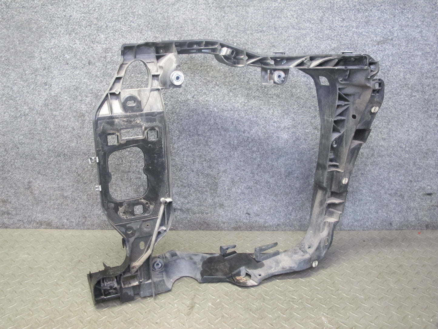 2015-2018 Porsche Macan Front Right Intercooler Mount Bracket Support 95B805594
