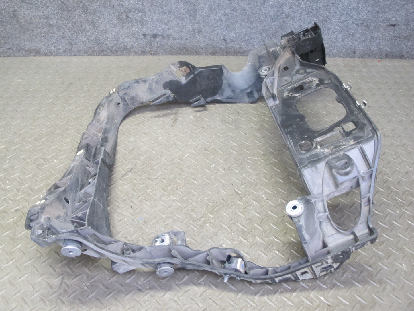 2015-2018 Porsche Macan Front Right Intercooler Mount Bracket Support 95B805594
