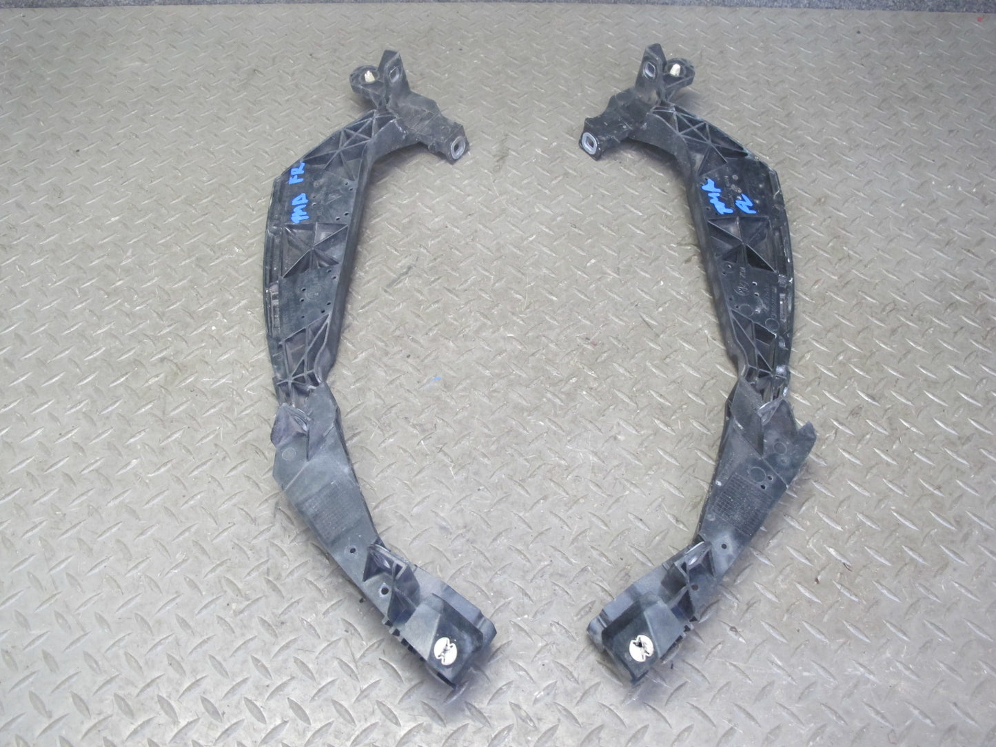2015-2018 Porsche Macan Front Left & Right Radiator Mount Bracket Support Set