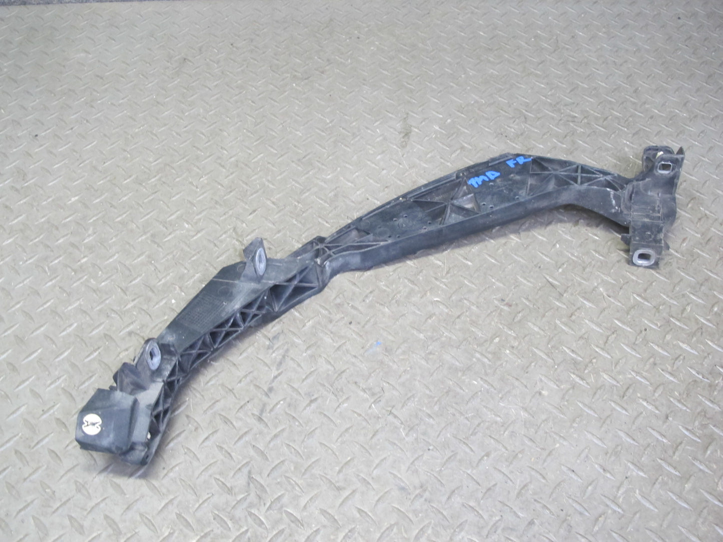 2015-2018 Porsche Macan Front Left & Right Radiator Mount Bracket Support Set
