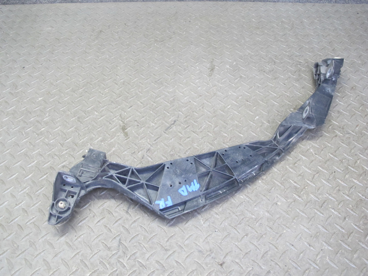 2015-2018 Porsche Macan Front Left & Right Radiator Mount Bracket Support Set