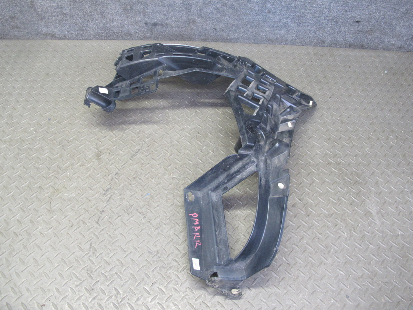 2015-2018 Porsche Macan Rear Right Bumper Mount Bracket Support 95B807484