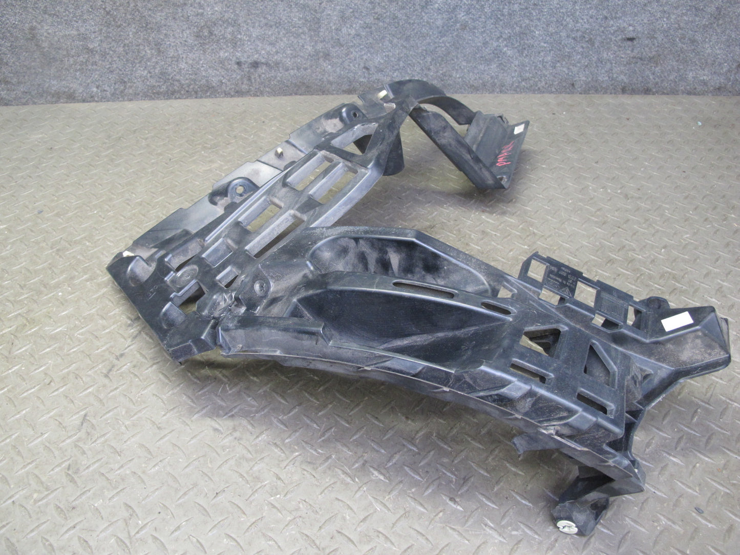 2015-2018 Porsche Macan Rear Right Bumper Mount Bracket Support 95B807484