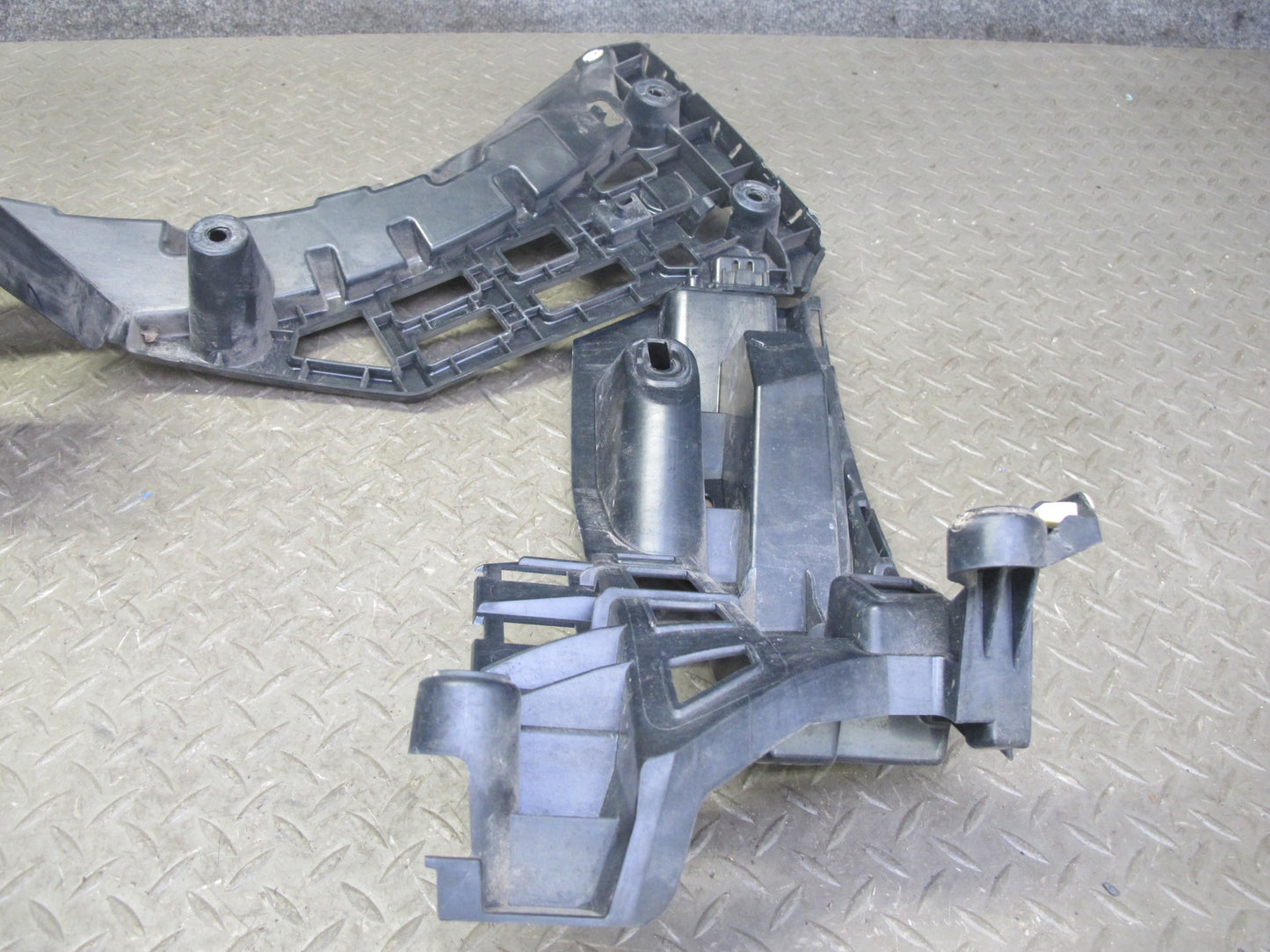 2015-2018 Porsche Macan Rear Right Bumper Mount Bracket Support 95B807484