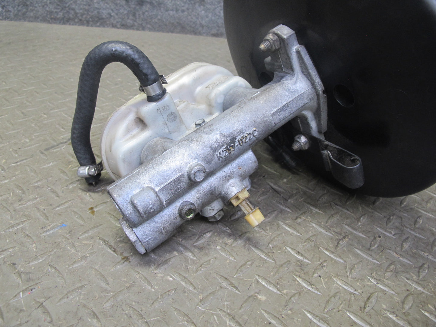 92-96 Chevrolet Corvette C4 Brake Master Cylinder Booster Fluid Reservoir OEM