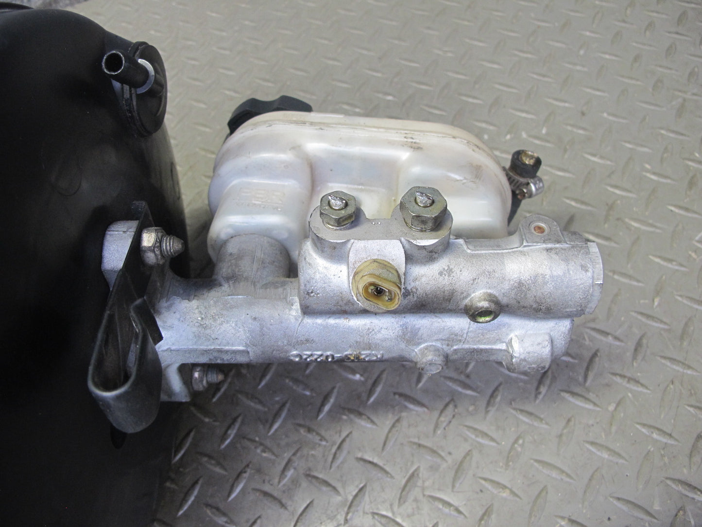 92-96 Chevrolet Corvette C4 Brake Master Cylinder Booster Fluid Reservoir OEM