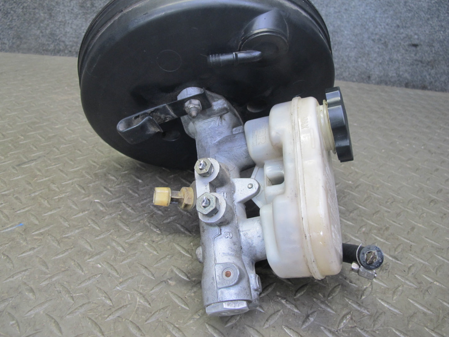92-96 Chevrolet Corvette C4 Brake Master Cylinder Booster Fluid Reservoir OEM