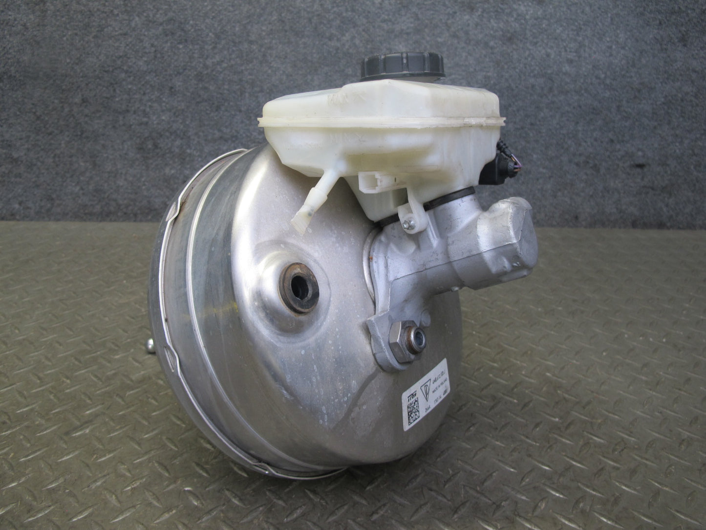 2015-2018 Porsche Macan Brake Master Cylinder Booster Fluid Reservoir