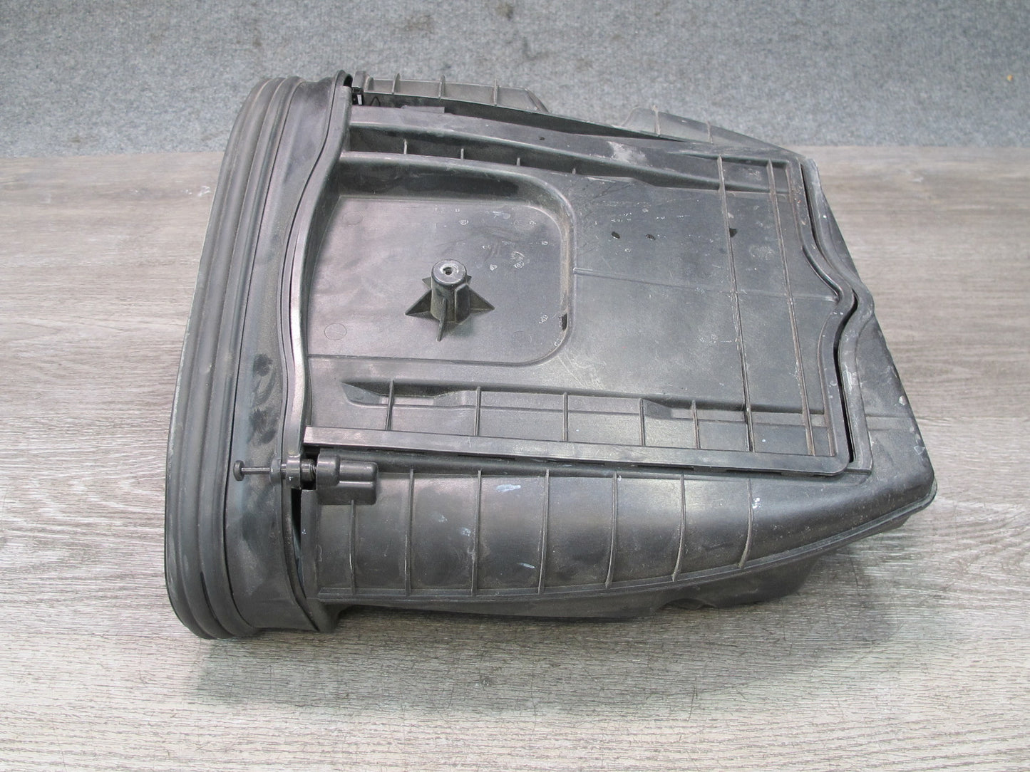 2015-2018 Porsche Macan Engine Left Air Intake Cleaner Filter Box 95B128607