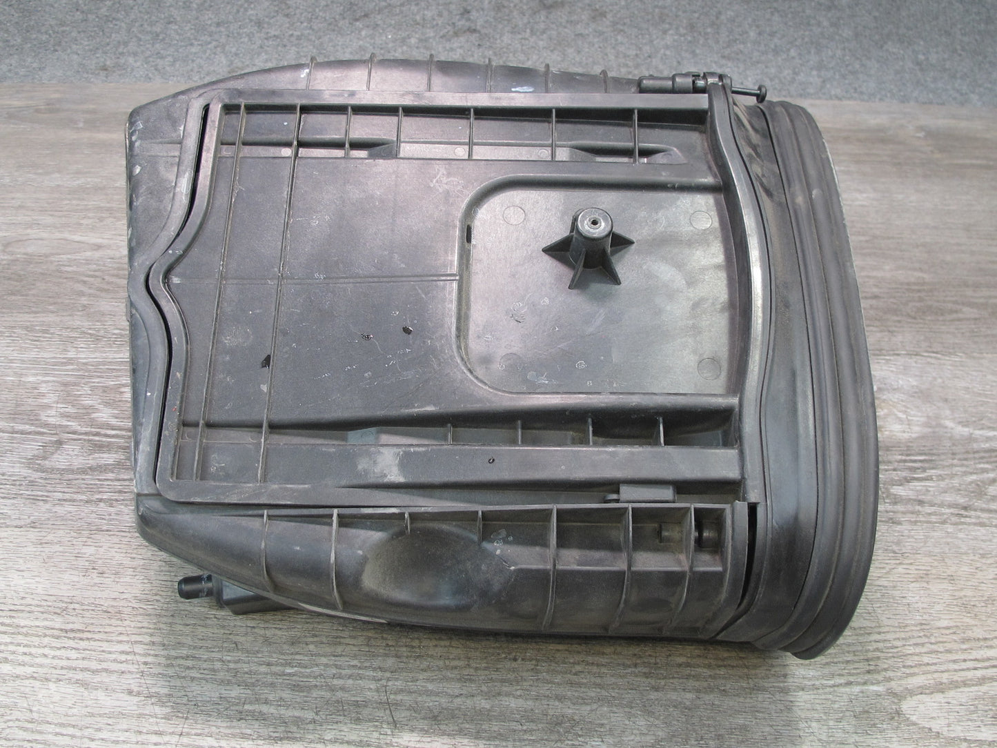 2015-2018 Porsche Macan Engine Left Air Intake Cleaner Filter Box 95B128607