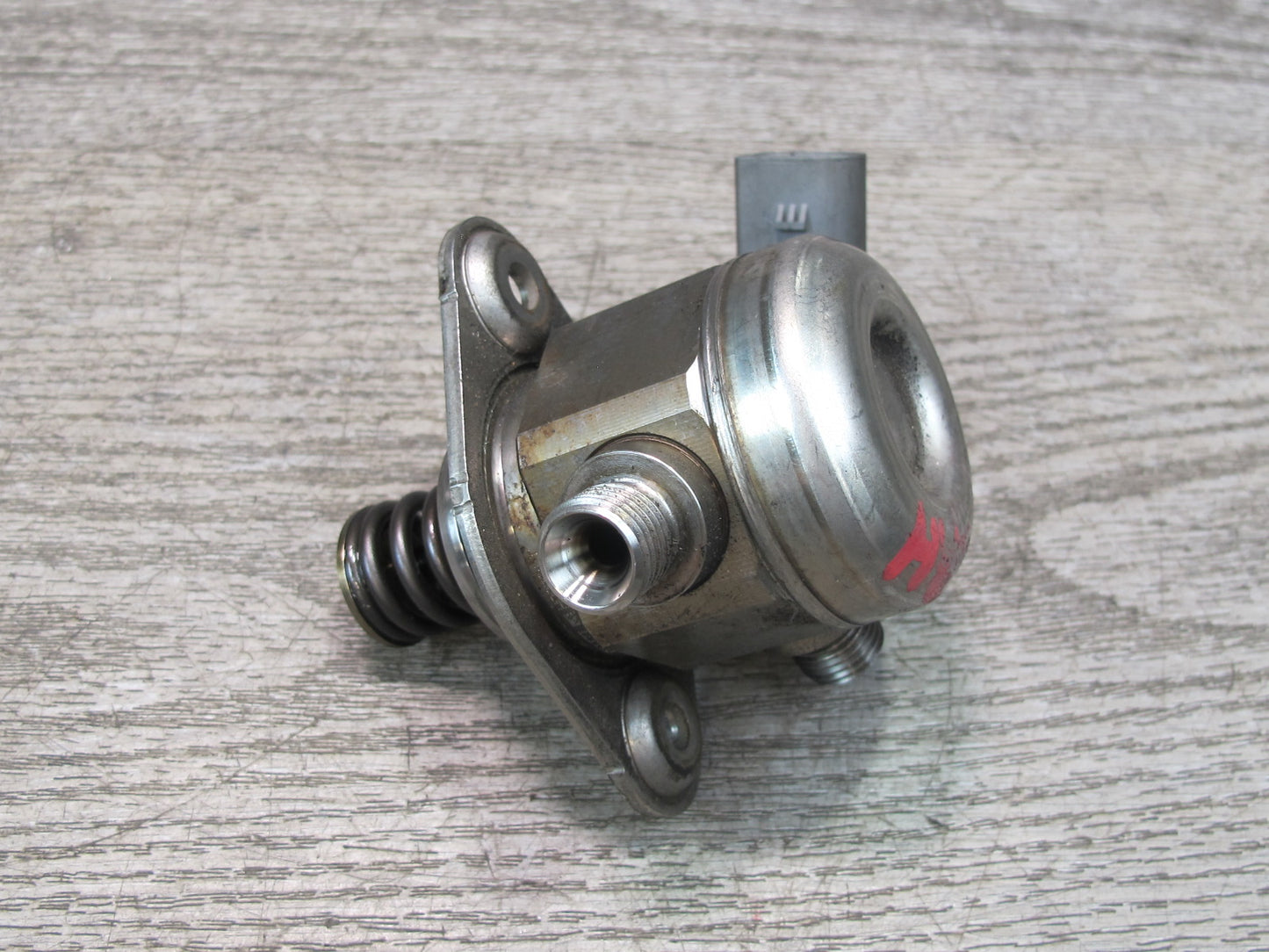 2010-2014 BMW E71 X6 X6M 4.4L Right High Pressure Fuel Pump