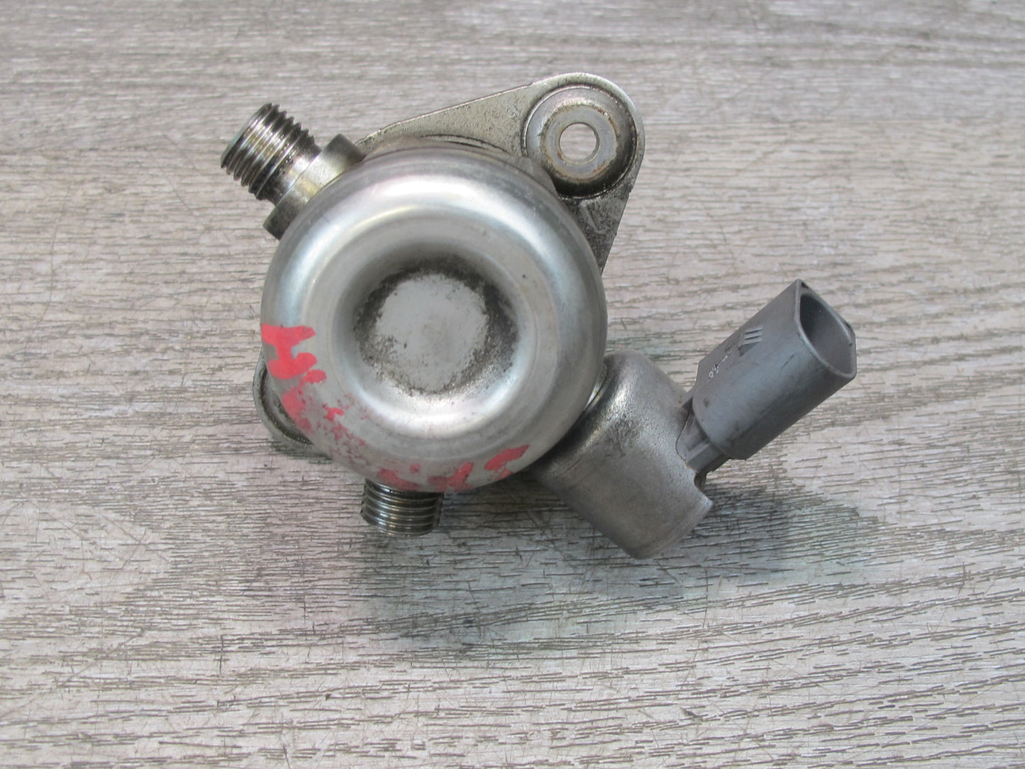 2010-2014 BMW E71 X6 X6M 4.4L Right High Pressure Fuel Pump