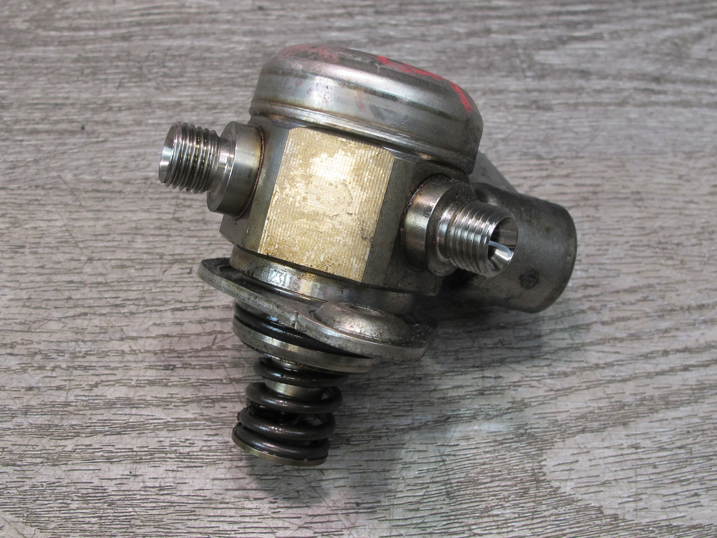 2010-2014 BMW E71 X6 X6M 4.4L Left High Pressure Fuel Pump
