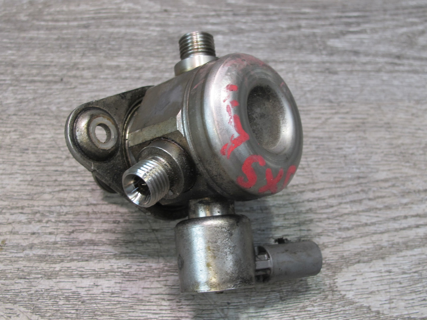 2010-2014 BMW E71 X6 X6M 4.4L Left High Pressure Fuel Pump