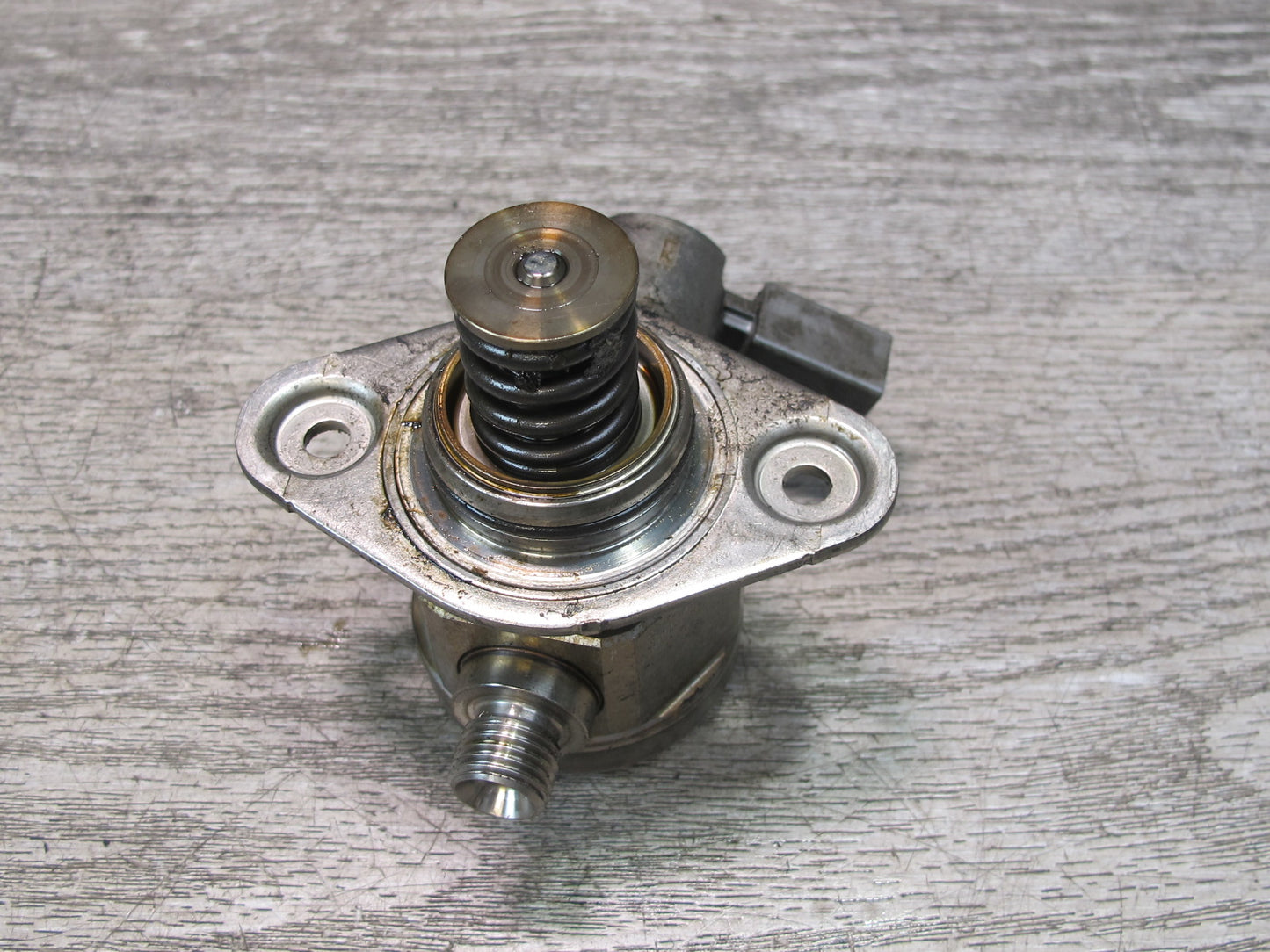 2010-2014 BMW E71 X6 X6M 4.4L Left High Pressure Fuel Pump