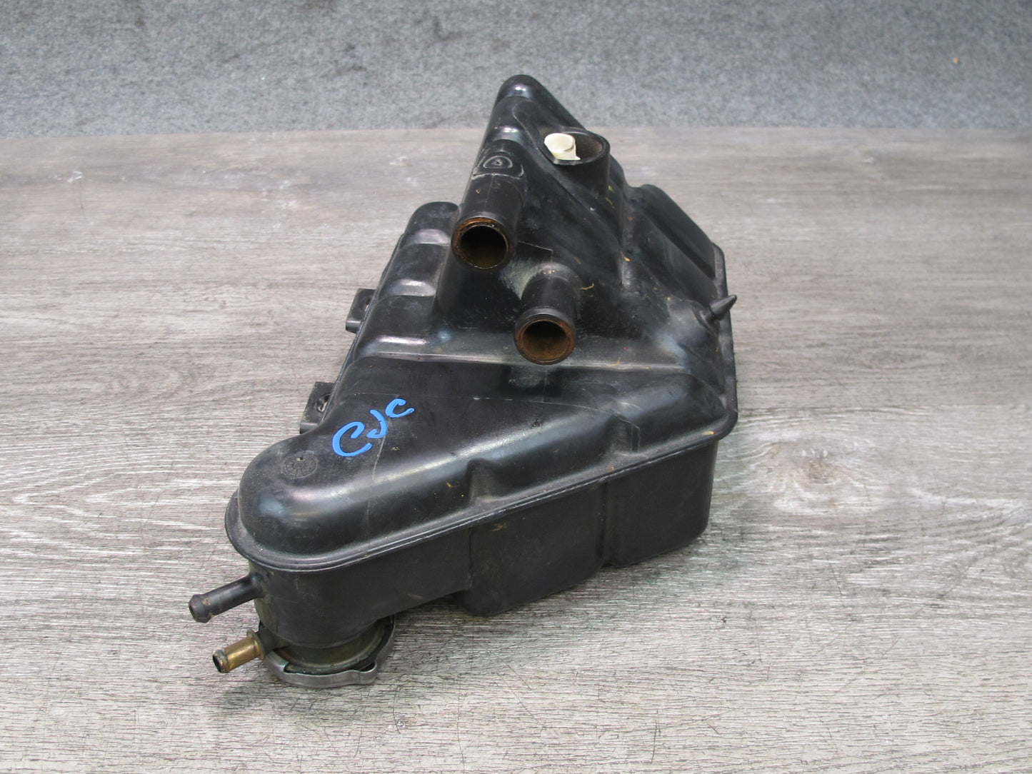 90-96 Chevrolet Corvette C4 Engine Radiator Surge Expansion Tank 10157994 OEM