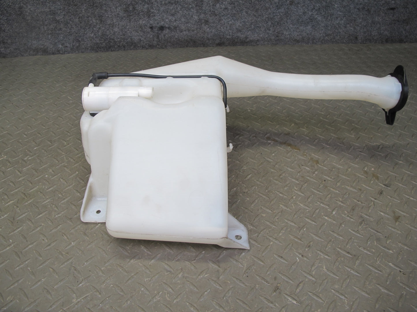 07-10 Saturn SKY Pontiac Solstice Windshield Washer Fluid Reservoir w Pump OEM