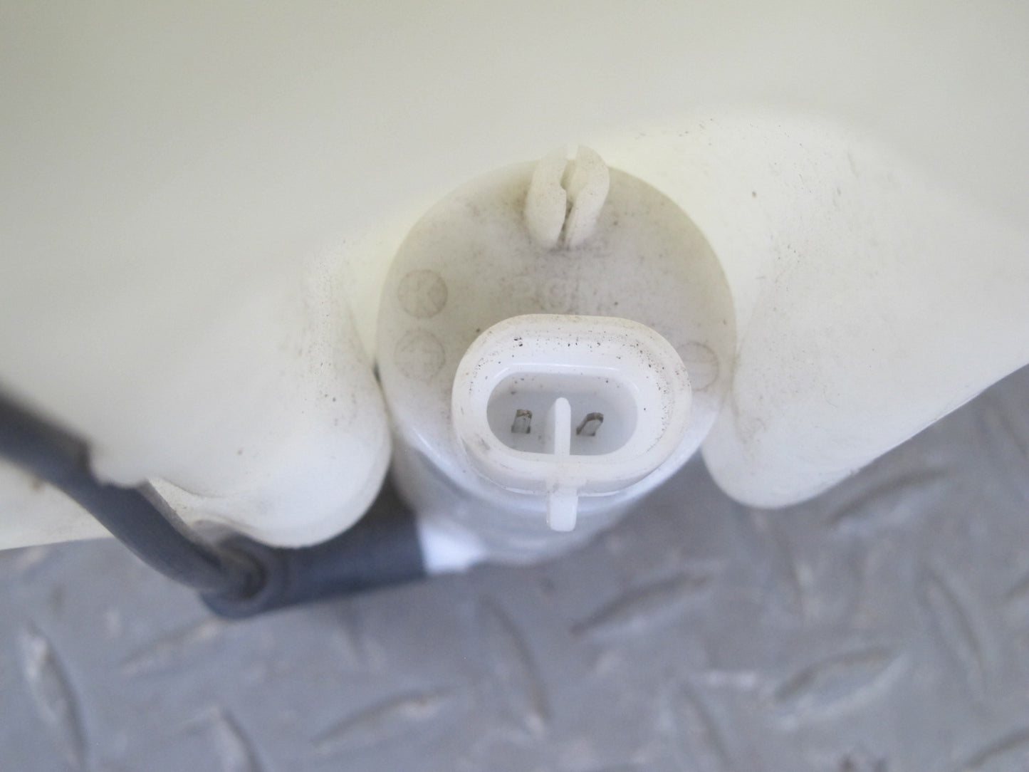 07-10 Saturn SKY Pontiac Solstice Windshield Washer Fluid Reservoir w Pump OEM