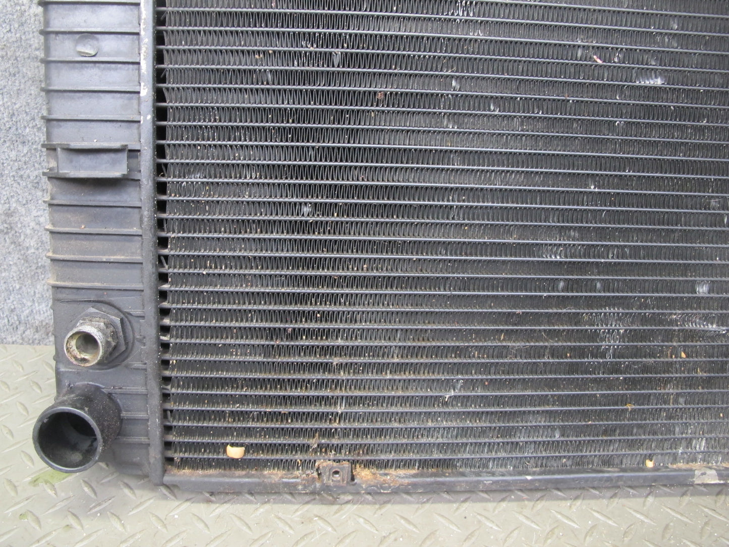 1984-1986 Porsche 928 S A/T Engine Motor Cooling Radiator 92810604001
