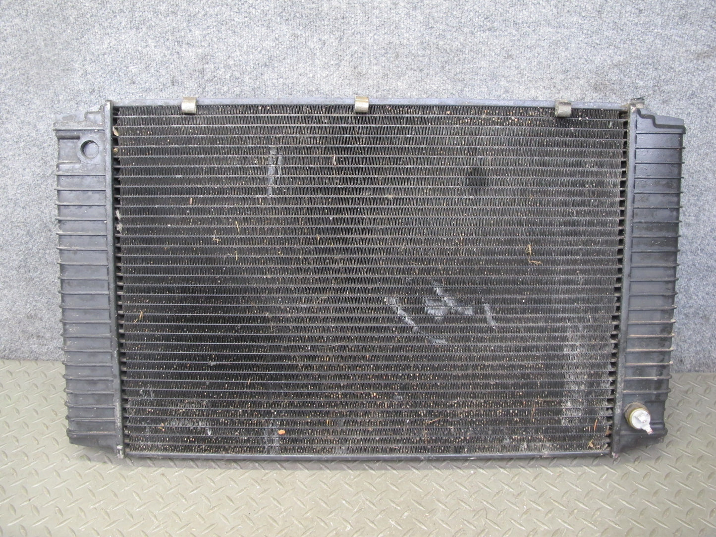 1984-1986 Porsche 928 S A/T Engine Motor Cooling Radiator 92810604001