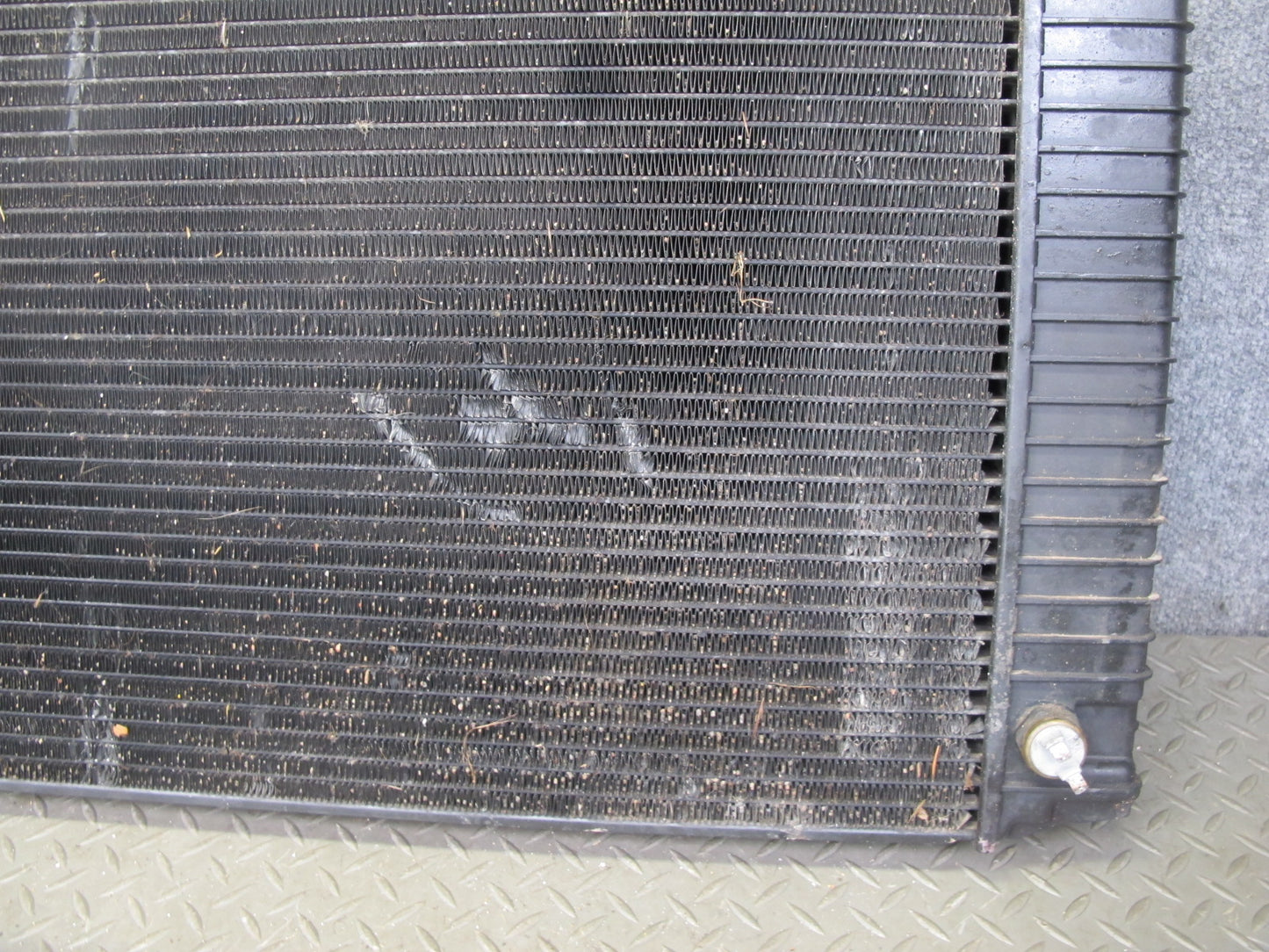 1984-1986 Porsche 928 S A/T Engine Motor Cooling Radiator 92810604001