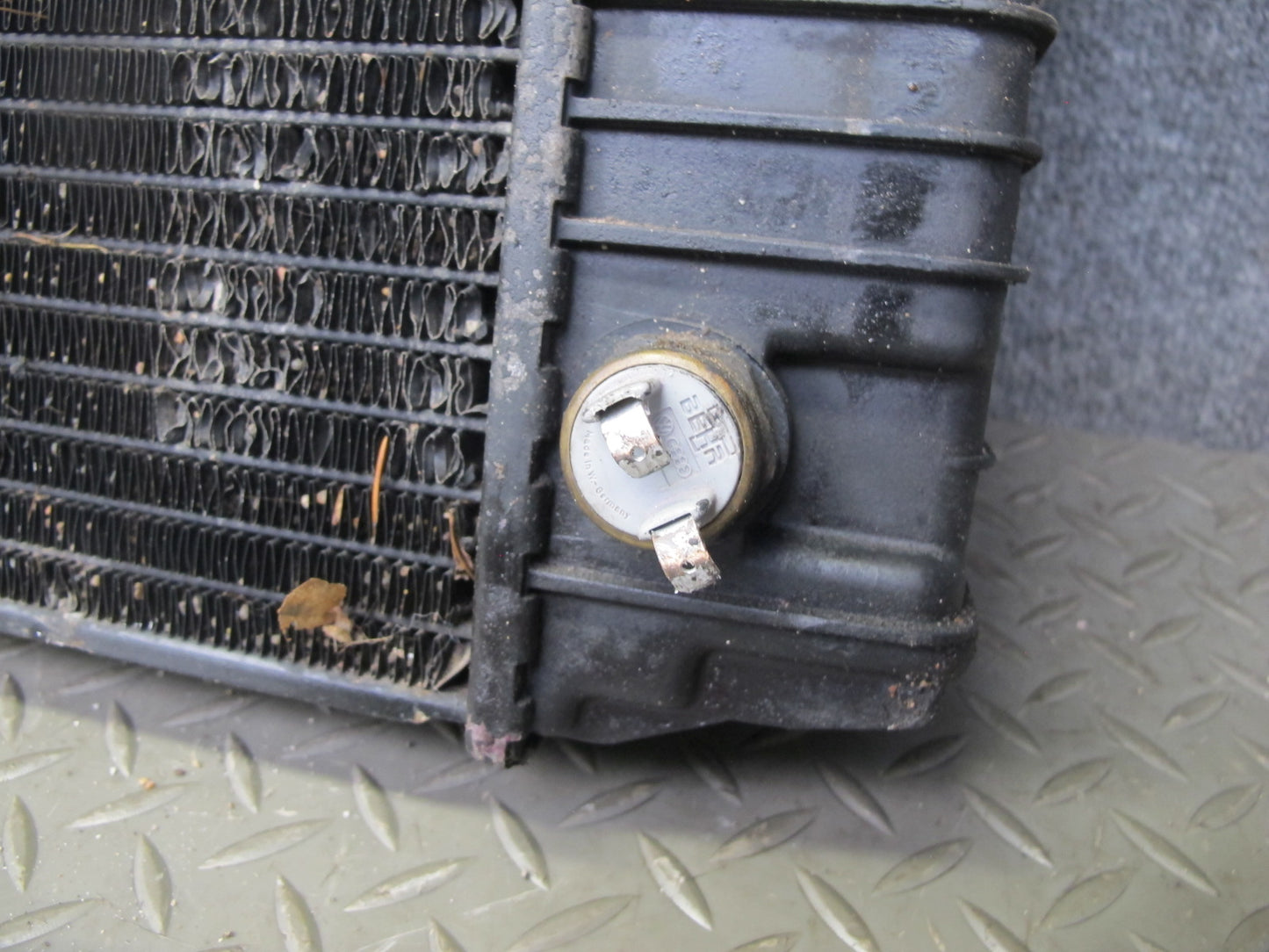 1984-1986 Porsche 928 S A/T Engine Motor Cooling Radiator 92810604001